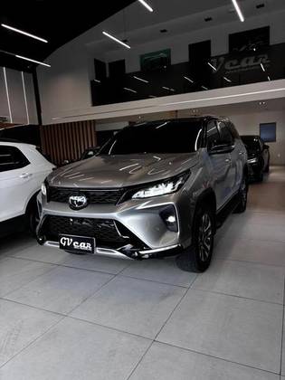 TOYOTA HILUX SW4 2.8 D-4D TURBO DIESEL DIAMOND 7L 4X4 AUTOMÁTICO
